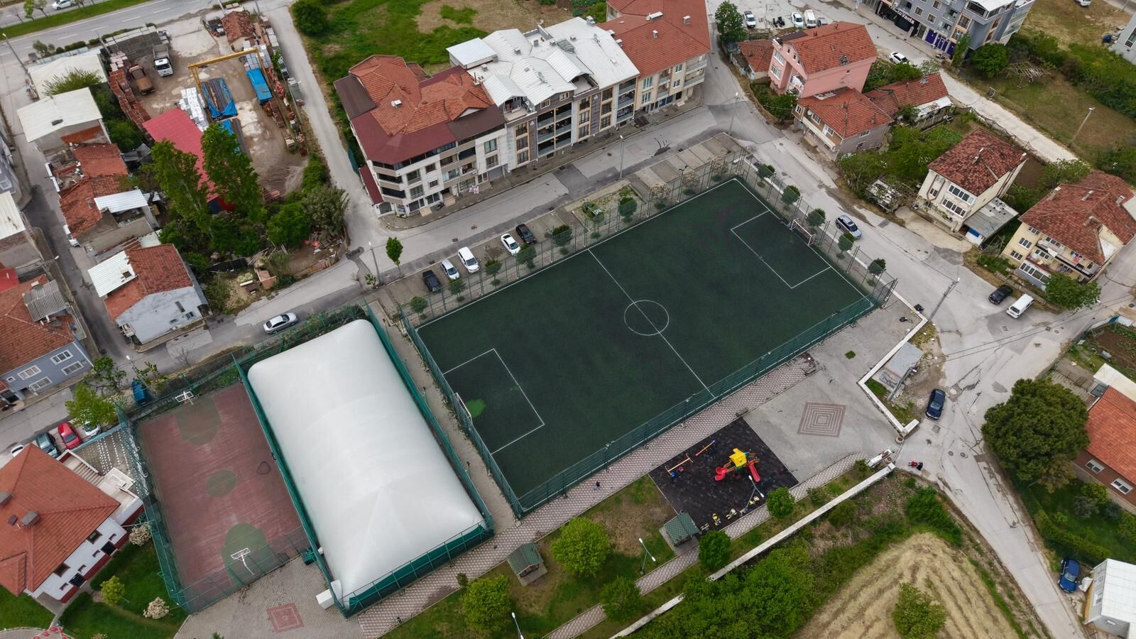 Gemlik’te Halı Sahalar Yenilendi (3)
