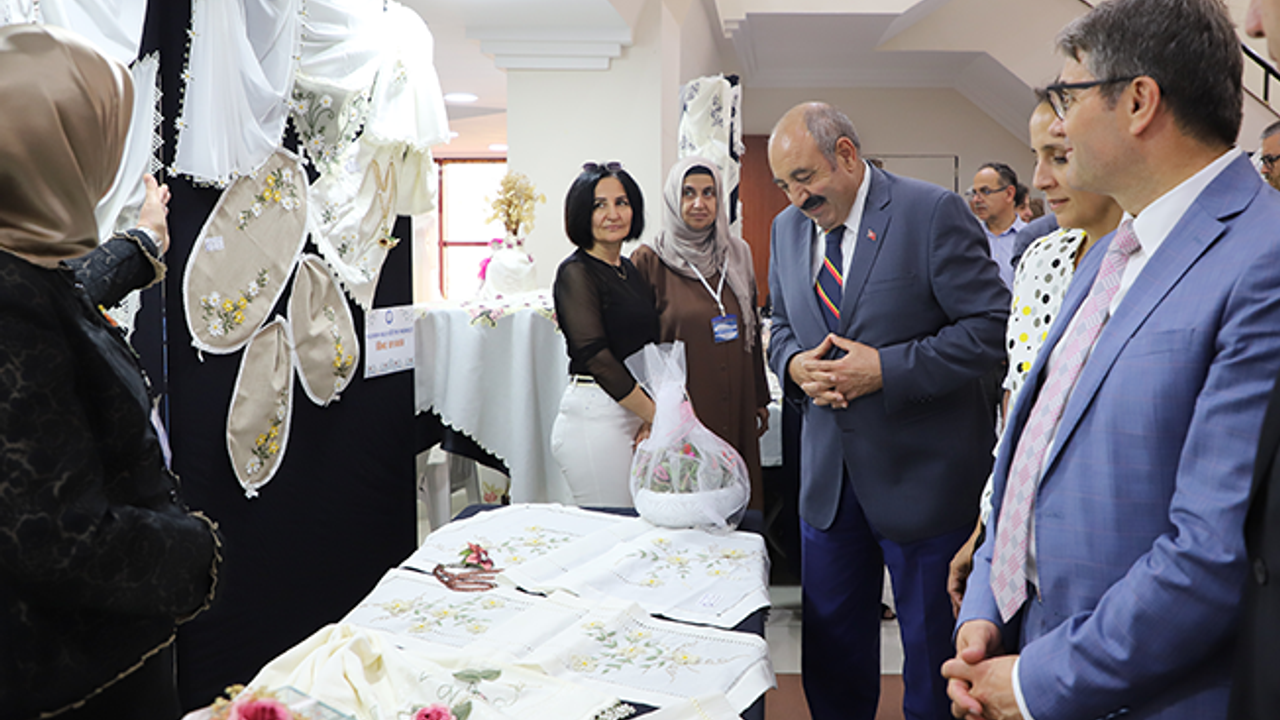 Yıldırım Halk Eğitim Merkezi Müdürlüğü tarafından Yıl Sonu Sergisi düzenlendi.