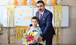 BAŞKAN YILMAZ, MİNİKLERİN KARNE HEYECANINA ORTAK OLDU