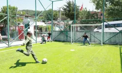 Bursa Osmangazi’de bir halı saha hizmeti daha