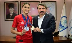 MİLLİ TEKVANDOCU HATİCE KÜBRA İLGÜN, MADALYA SEVİNCİNİ YILDIRIM BELEDİYE BAŞKANI OKTAY YILMAZ'LA PAYLAŞTI