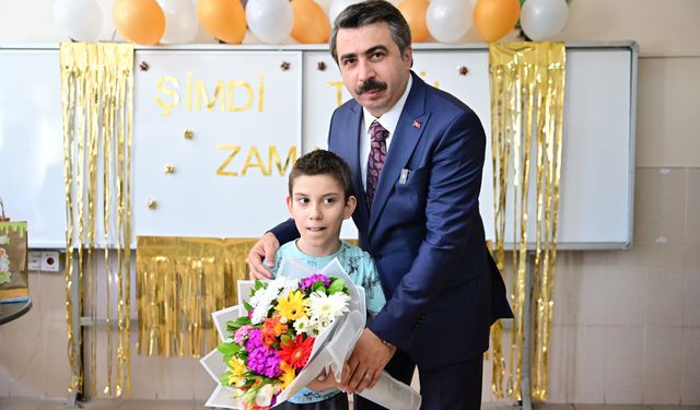 BAŞKAN YILMAZ, MİNİKLERİN KARNE HEYECANINA ORTAK OLDU