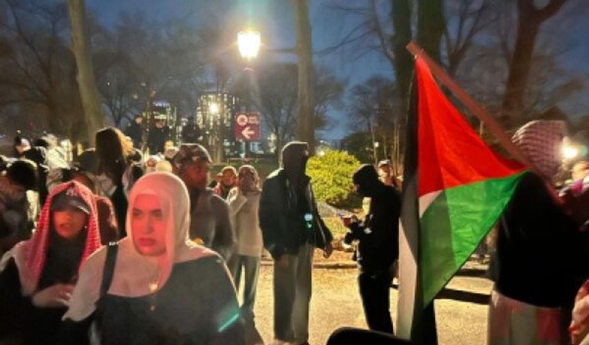 Müslümanlar, New York Belediye Başkanı’nın iftar yemeğini protesto etti