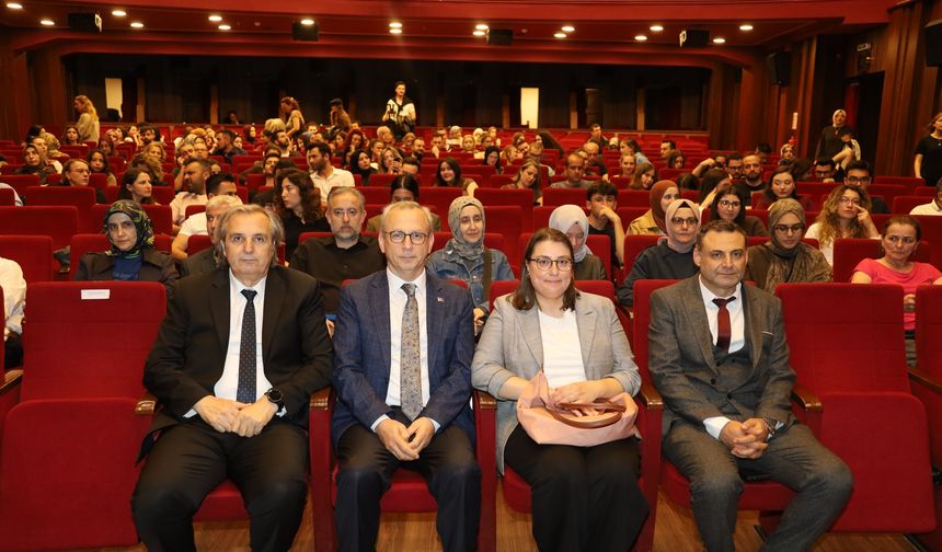 'Bir Adam Yaratmak' oyunu seyircisiyle buluştu