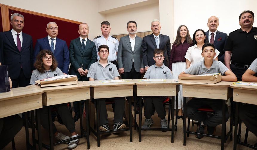 Başkan Vekili Biba, öğrencilerin karne heyecanına ortak oldu