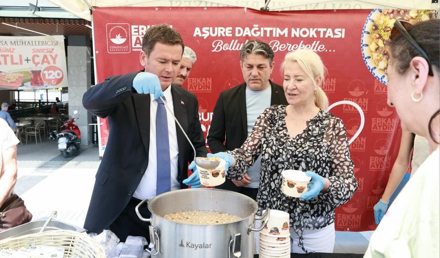 Başkan Erkan Aydın’dan Vatandaşlara Aşure İkramı
