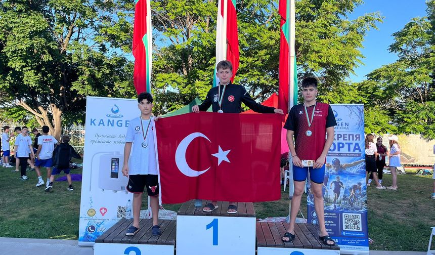 YILDIRIMLI GENÇ YÜZÜCÜLER TÜRKİYE’NİN GURURU OLDU
