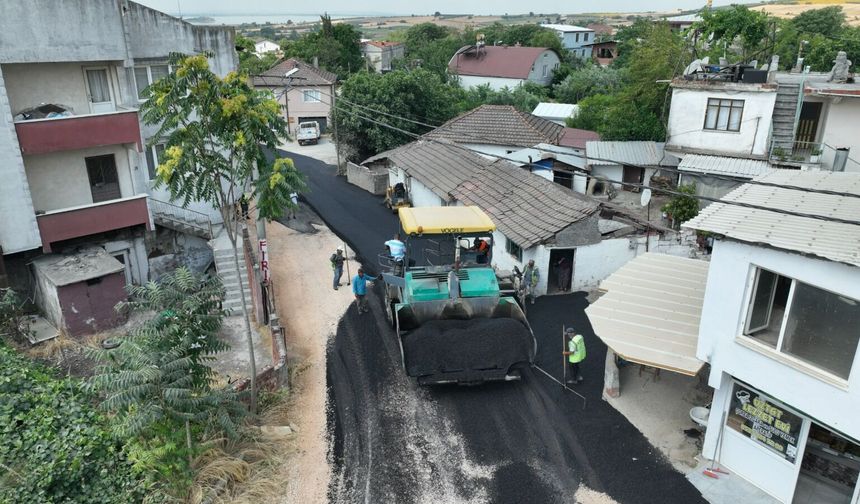Karacabey'in Yenikaraağaç Mahallesi'nde yollar yenileniyor