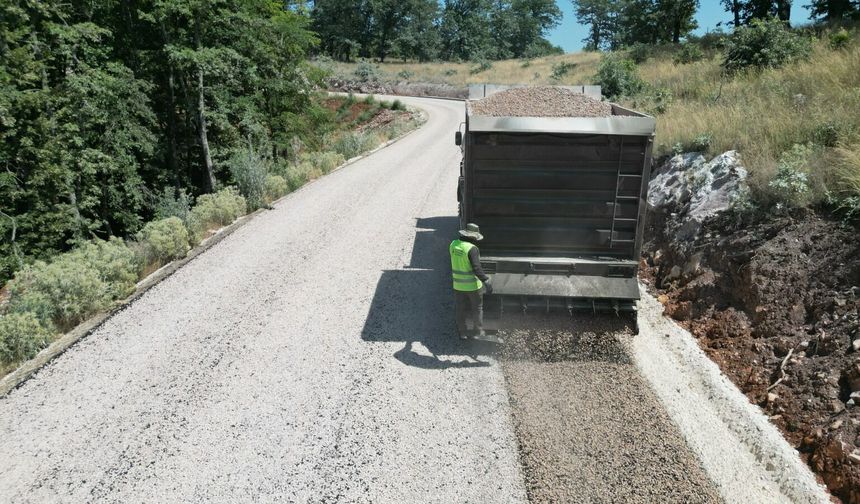 Büyükşehir Mustafakemalpaşa’da yolları yeniliyor