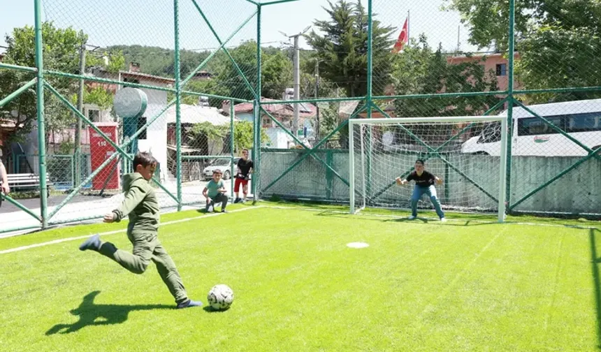Bursa Osmangazi’de bir halı saha hizmeti daha