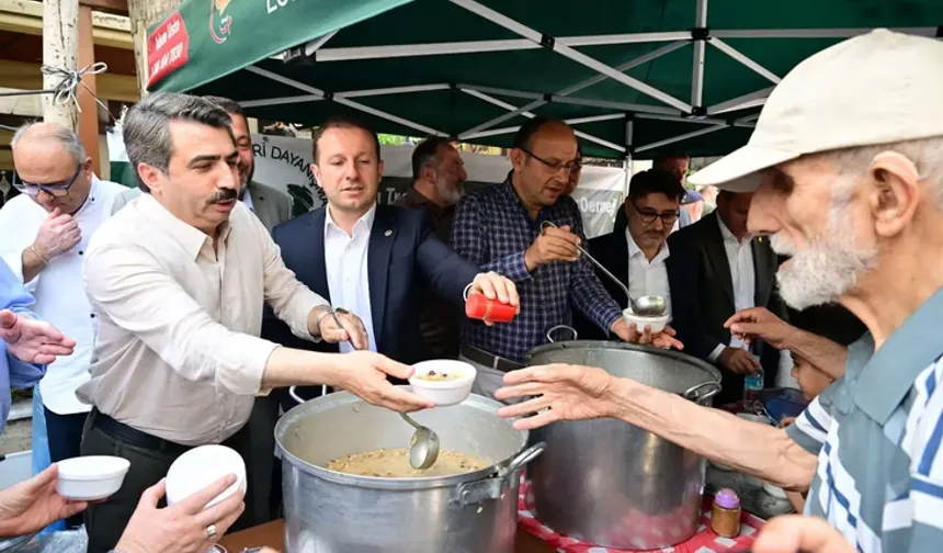 Bursa Yıldırım’da Dr. Sadık Ahmet ve Şehit Mustafa Canbaz anısına aşure ikramı