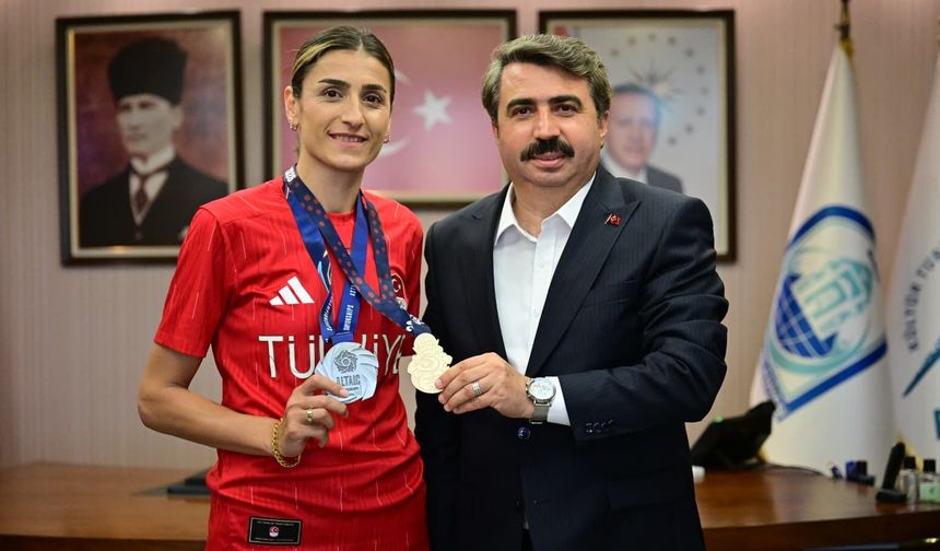 MİLLİ TEKVANDOCU HATİCE KÜBRA İLGÜN, MADALYA SEVİNCİNİ YILDIRIM BELEDİYE BAŞKANI OKTAY YILMAZ'LA PAYLAŞTI